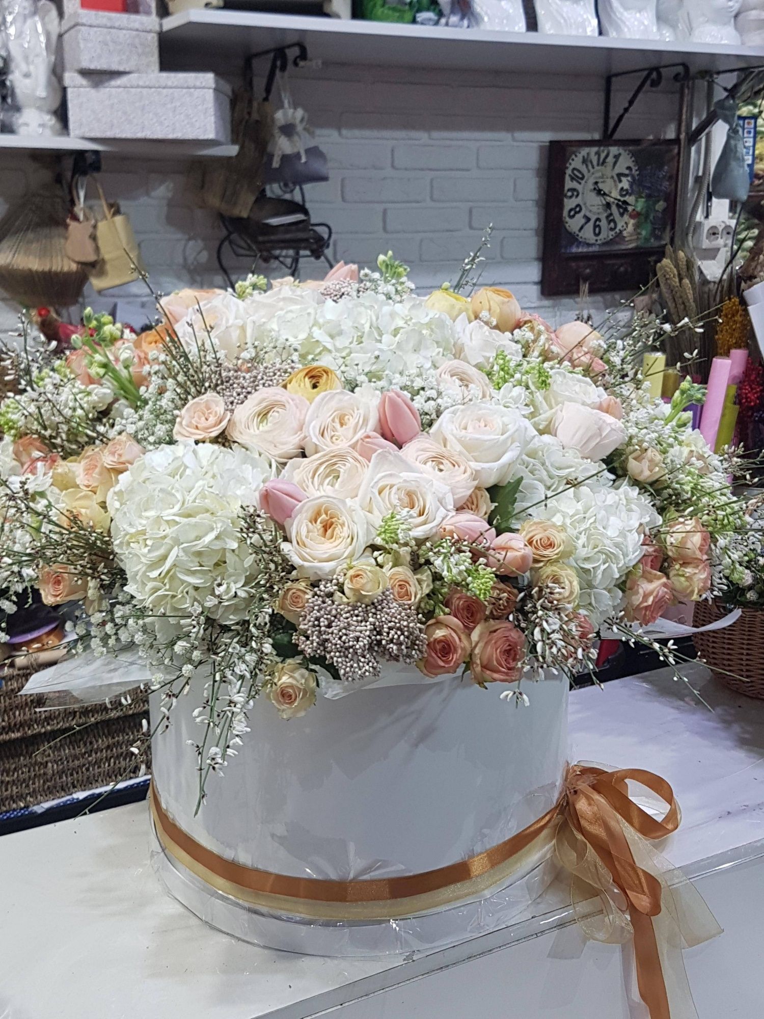 Купить цветы в большой коробке 35000 р. в интернет магазине Модный букет сдоставкой по Москве